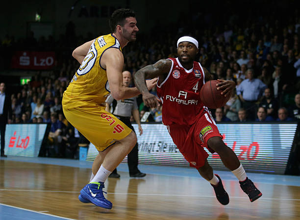 在赛场上展 在赛场上展